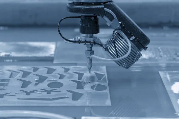 Die Wasserstrahlmaschine Die Die Aluminiumplatte Schneidet — Stockfoto