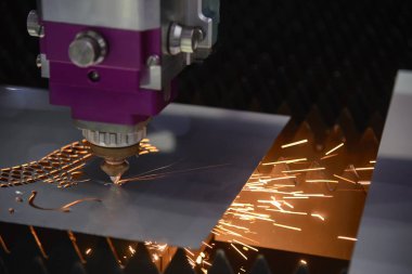 Parlak ışık ile metal plaka kesim Cnc Lazer Kesim Makinası close-up. Modern sac üretim süreci.