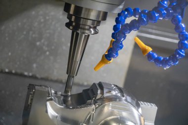 Katı RADIUS frezeler aracıyla Otomotiv kalıp bölümü kesim Cnc freze tezgahı. Modern üretim süreci.