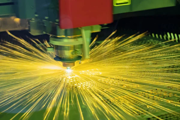 Řezání Cnc Laserem Řezání Plechu Jiskření Světla Detail Moderní Plechu — Stock fotografie