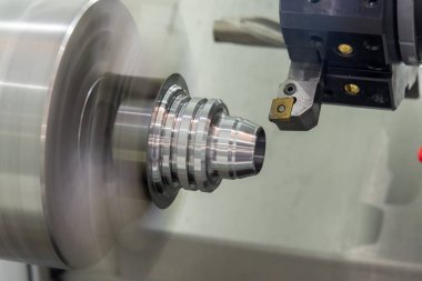 Cnc torna makinesi veya dönüm makine metal konik şekil bölümü kesme. Modern üretim süreci.