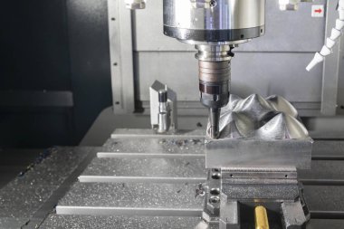 Dizin-güçlü topu frezeler aracı ile metal kalıp bölümü kesim Cnc freze tezgahı. Yüksek teknoloji kalıp imalat süreci.
