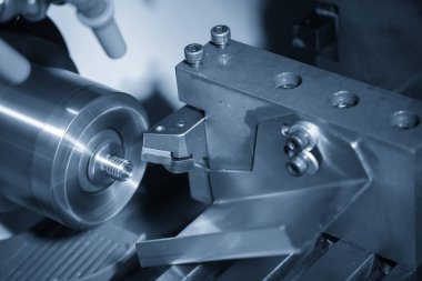 Cnc torna makinesi veya dönüm makine vasıl belgili tanımlık metal şaft bölüm iplik kesme. Modern üretim süreci.