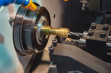 Matkap aracı ile pirinç şaft kesme Cnc Torna Makinesi. Yüksek teknoloji üretim kavramı.