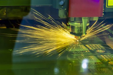 Parlak ışık ile metal plaka kesim Cnc Lazer Kesim Makinası close-up. Modern sac üretim süreci.