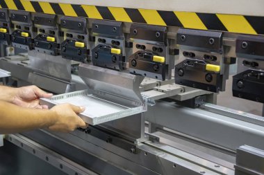 Sac parçası ile hidrolik bükme makinası teslim teknisyeni operatörü. Metal çalışma kavramı