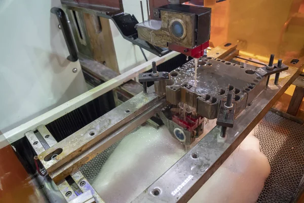 Cnc Wire Edm Machine Cutting Mold Insert Technology Process Manufacturing — Stock Photo, Image