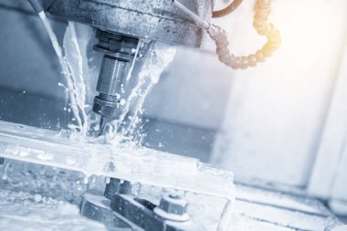 Lastik kalıp bölümü sağlam top sonu-değirmen aracı ve soğutucu ile ışık mavi sahnede kesim Cnc freze makinesi.