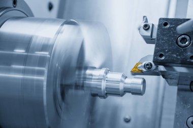 Cnc torna ya da dönüm makinenin ışık mavi sahnesinde kesici alet.