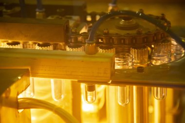 İşlem ön ısıtma için ısıtıcı üründe plastik şişe preform şekli. Plastik şişe konteyner üretim süreci.