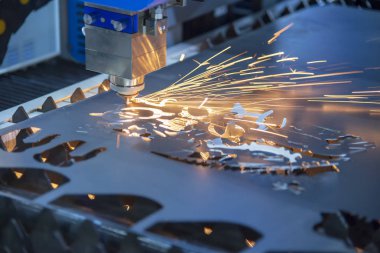 Parlak ışık ile metal plaka kesim Cnc Lazer Kesim Makinası close-up. Modern sac üretim süreci.