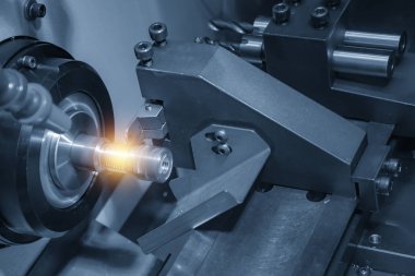 Cnc Torna veya dönüm makine metal miline etkisi aydınlatma ile ışık mavi sahnesinde iplik kesme. Üretim süreci için Modern teknoloji.