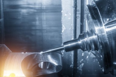 5 eksenli Cnc freze tezgahı veya işleme merkezi katı topu frezeler aracıyla Otomotiv bölümü ışık mavi sahnede kesme. Hi-teknoloji üretim süreci.