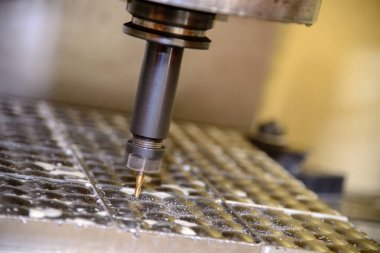 Katı topu frezeler aracıyla Otomotiv kalıp bölümü kesim Cnc freze tezgahı. Modern üretim süreci