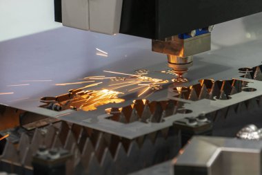 Parlak ışık ile metal plaka kesim Cnc Lazer Kesim Makinası close-up. Modern sac üretim süreci.