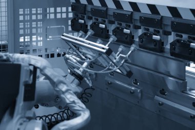 Metal sac şekillendirme işlemi içinde teslim için robot. Modern fabrikası endüstriyel 4.0 üretim süreci için.