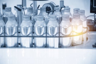 Konveyör bant modern fabrikasında alüminyum şişe kapsayıcısında. Merhaba-teknoloji gıda fabrikası.