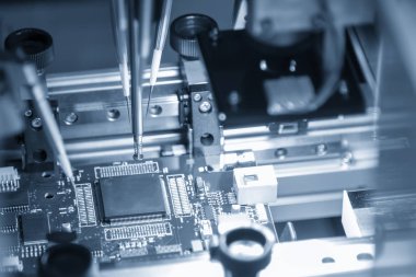 Hafif mavi sahne mikroçip elektronik yönetim kurulu üretim hattı. Elektronik Pano üretim süreci.