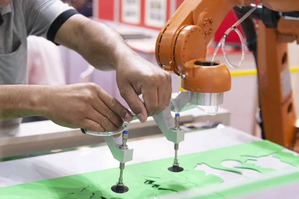 Ingenjören Setup Robotarmen Förpackning Fabrik Hej Teknik Tillverkning Branschen — Stockfoto