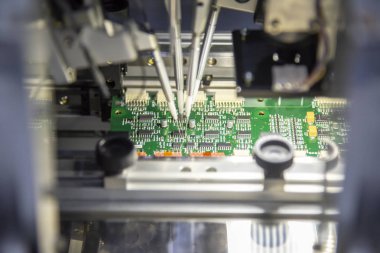 Hafif mavi sahne mikroçip elektronik yönetim kurulu üretim hattı. Elektronik Pano üretim süreci.