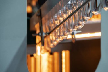 İşlem ön ısıtma için ısıtıcı üründe plastik şişe preform şekli. Plastik şişe konteyner üretim süreci.