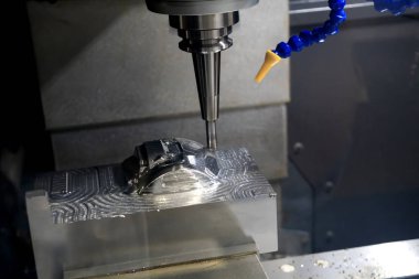 Enjeksiyon kalıp bölümü sağlam top frezeler aracı ile kesme Cnc freze tezgahı. Hi-teknoloji üretim süreci.