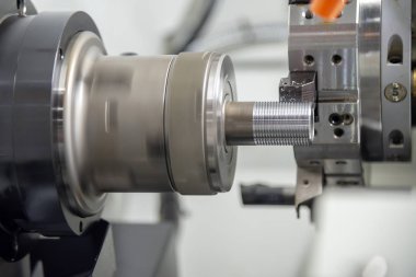 Cnc Torna makinesi veya dönüm makine metal boru veya tüp sonunda iplik kesme. Modern üretim süreci.