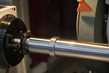 Cnc silindirik taşlama makinesi çelik mili. Otomotiv bölümü üretim süreci.