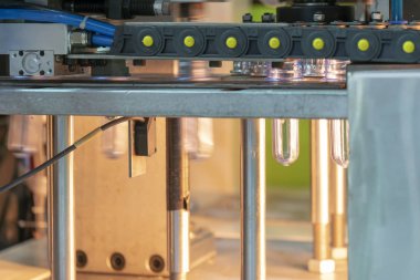 İşlem ön ısıtma için ısıtıcı üründe plastik şişe preform şekli. Plastik şişe konteyner üretim süreci.