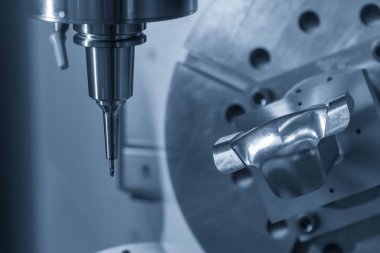 5 eksenli Cnc freze tezgahı veya işleme merkezi katı topu frezeler aracıyla Otomotiv bölümü ışık mavi sahnede kesme. Hi-teknoloji üretim süreci.