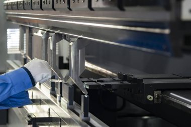 Teknisyen hidrolik bükme makinesi kullanıyor. Metal çalışma konsepti