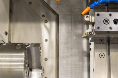 Hammadde işlem dönüm için aynalı Cnc Torna Makinesi. Modern işleme işlemi.