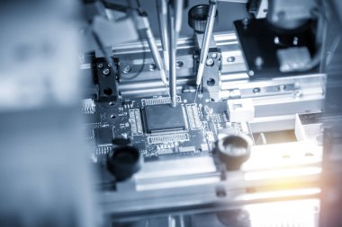 Hafif mavi sahne mikroçip elektronik yönetim kurulu üretim hattı. Elektronik Pano üretim süreci.