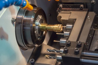 Cnc Torna veya pirinç şaft Hole'da yapma dönüm makine. Merhaba-teknoloji üretim süreci.