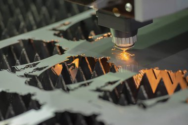Parlak ışık ile metal plaka kesim Cnc Lazer Kesim Makinası close-up. Modern sac üretim süreci.