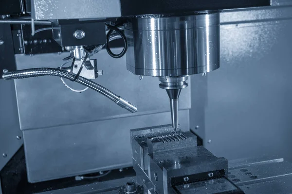 Enjeksiyon kalıp bölümü sağlam top frezeler aracı ile kesme Cnc freze tezgahı. Hi-teknoloji üretim süreci.