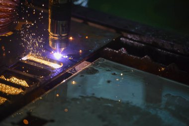 Parlak ışık ile metal plaka kesim Cnc Lazer Kesim Makinası close-up. Modern sac üretim süreci.