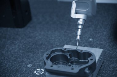Çok eksenli Cmm makine ölçü alüminyum otomotiv bölümü. Otomotiv bölümü kalite kontrol kavramı.