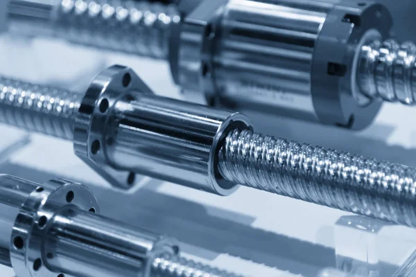 Kurşun vida mili yedek parça Cnc makine ışık mavi sahnesinde. Merhaba hassasiyetli Cnc yedek parça