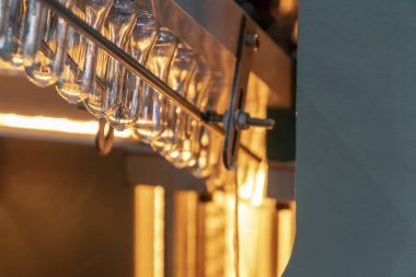 İşlem ön ısıtma için ısıtıcı üründe plastik şişe preform şekli. Plastik şişe konteyner üretim süreci.