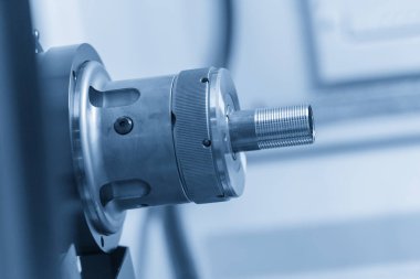 Cnc Torna makinesi veya dönüm makine metal boru veya tüp sonunda iplik kesme. Modern üretim süreci.