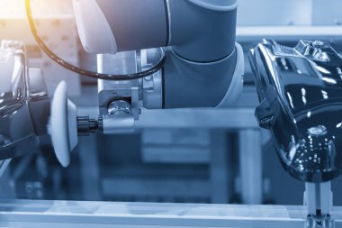 Parlatma robot ışık mavi sahne Otomotiv fabrikasında. Merhaba-teknoloji otomotiv sanayî için.