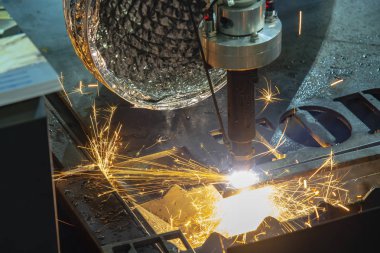 Fiber lazer kesim makine denetleyicisi Cnc program tarafından. Sac kesim işlemi Cnc fiber lazer kesim tarafından.