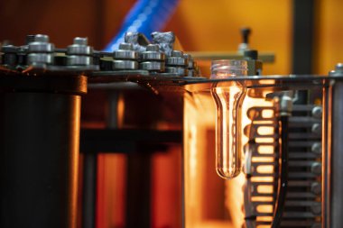 İşlem ön ısıtma için ısıtıcı üründe plastik şişe preform şekli. Plastik şişe konteyner üretim süreci.