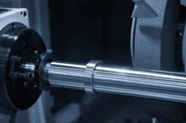 Cnc silindirik taşlama makinesi çelik mili. Otomotiv bölümü üretim süreci.