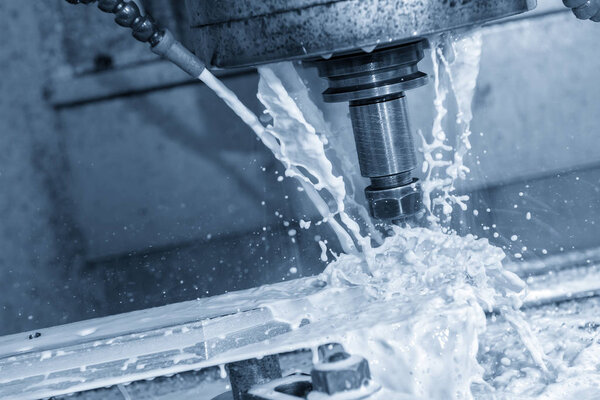 Фрезерный станок с ЧПУ для резки детали формы шины с помощью твердого шарового инструмента и охлаждающей жидкости в светло-голубой сцене
.