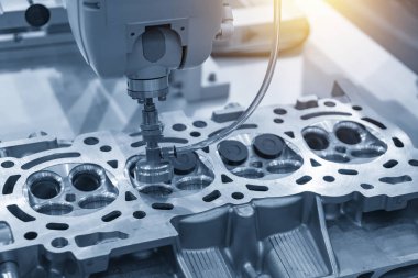 Sıkıcı makine silindir kafası Hole'da ışık mavi sahne olun. Otomotiv bölümü üretim süreci .