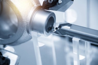 Alüminyum döküm parçası kesme sırasında Cnc torna makinesi (torna makinesi). Merhaba hassasiyetli Cnc işleme kavramı.