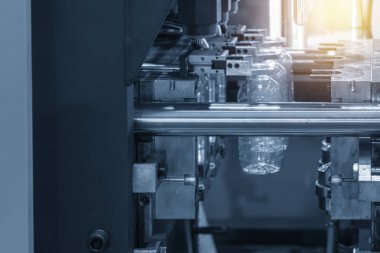 Hafif mavi sahne içki fabrikasında üretim plastik şişe. İçme suyu üretim süreci.