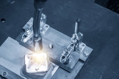 Hafif mavi sahnesinde Otomotiv bölümü kaynak için kaynak robot Makinası. Modern üretim işleminin endüstriyel 4.0 konsept.